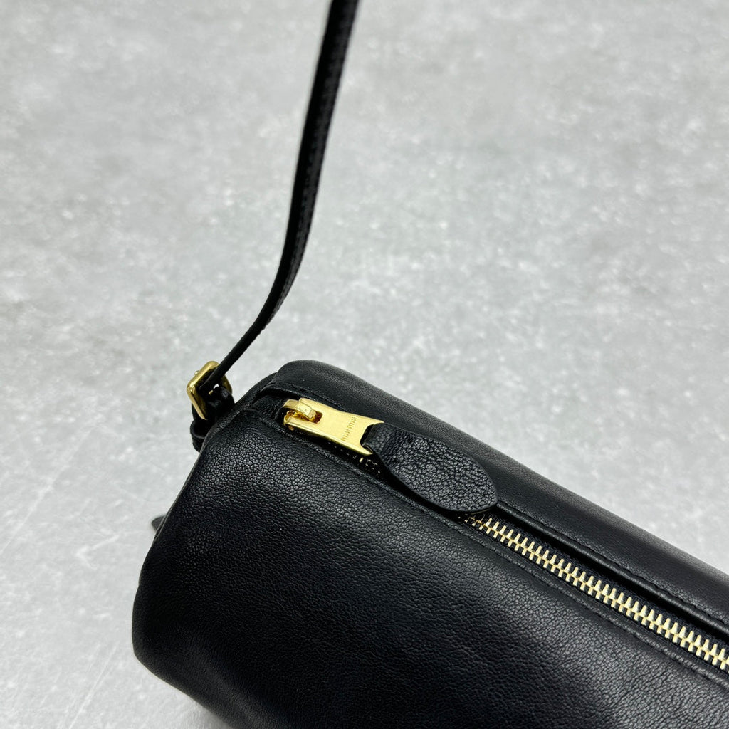 ＭＩ ＭＵ NAPPA LEATHER POUCH BLACK