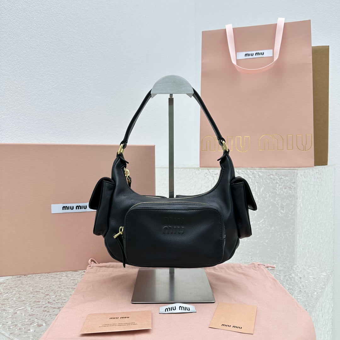 ＭＩ ＭＵ NAPPA LEATHER POCKET BAG BLACK