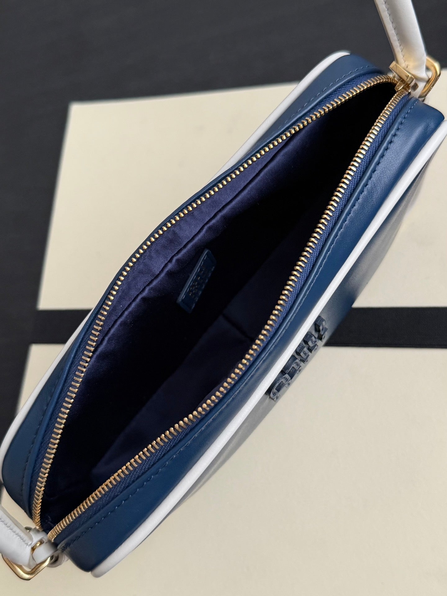 ＭＩ ＭＵ WANDER MATELASSÉ LEATHER TOTE BAG NAVY BLUE