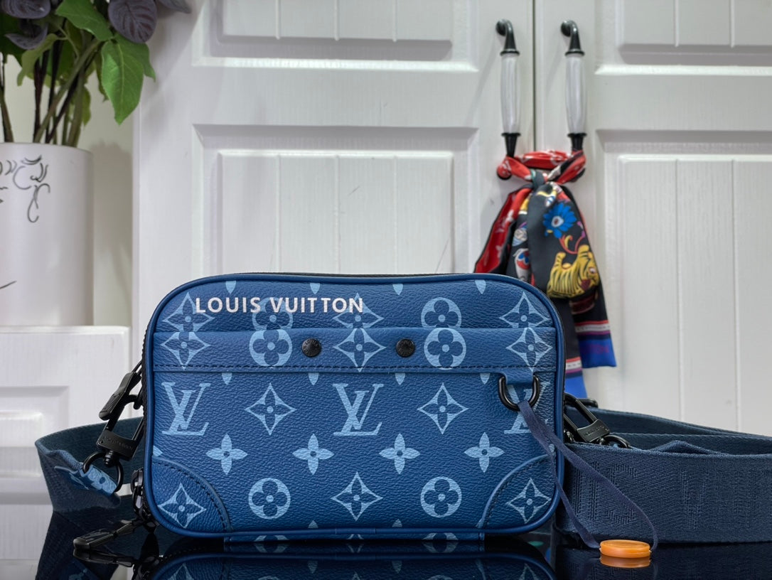 ＬＳ ＶＴＴＯＮ TOILETRY POUCH