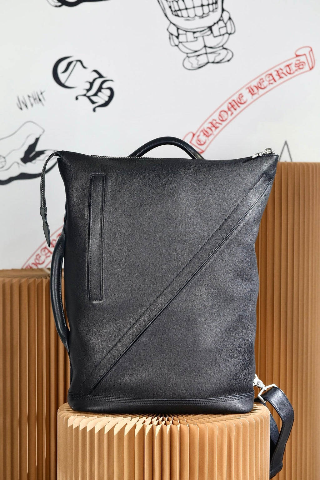 ＣＨＲＭ ＨＲＴＳ LEATHER DOUBLE SIDED SLING BACKPACK BLACK