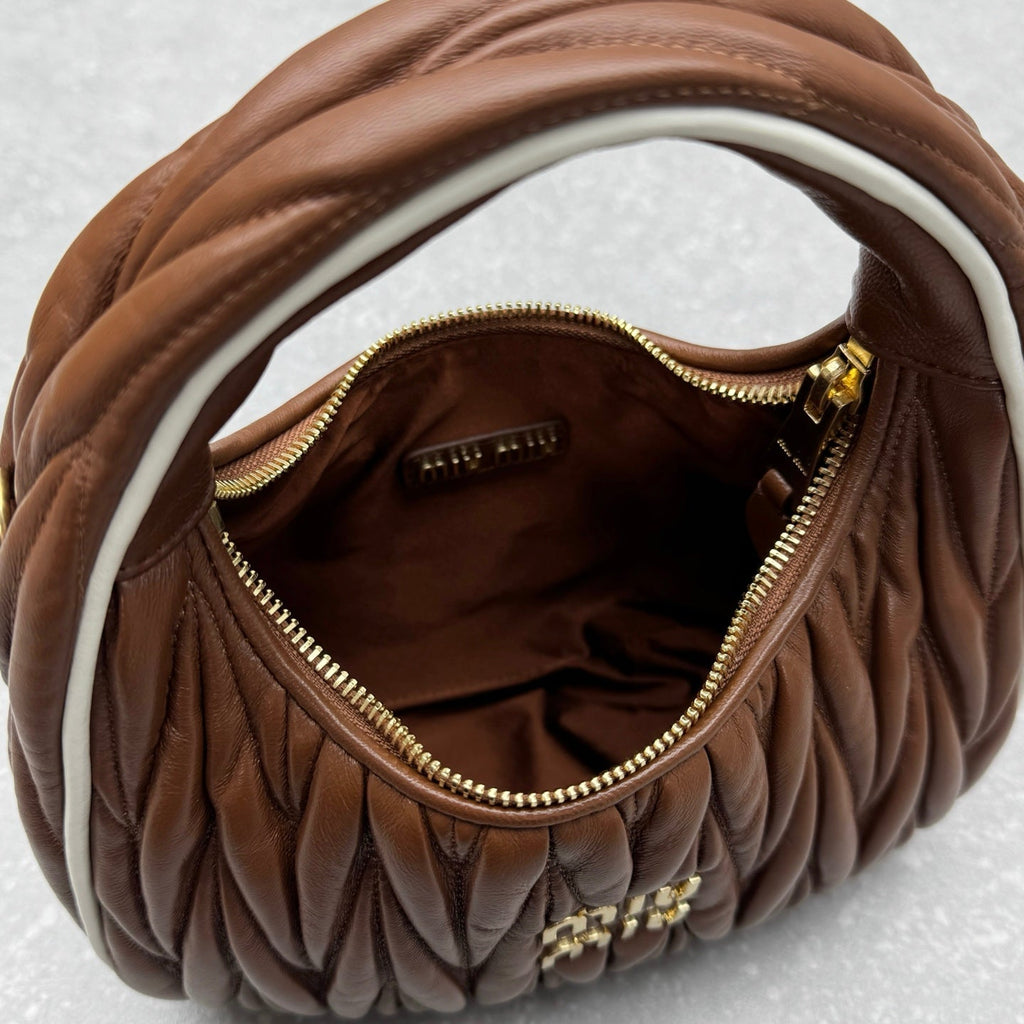 ＭＩ ＭＵ MATELASSÉ NAPPA LEATHER TOP HANDLE BAG BROWN