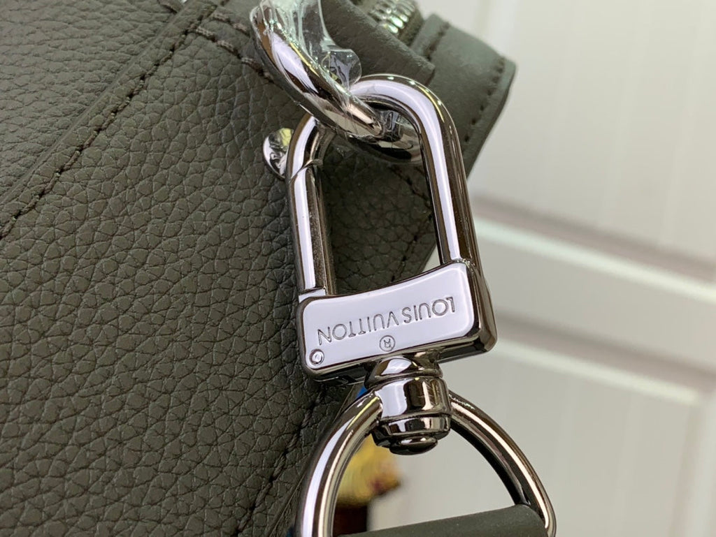 ＬＳ ＶＴＴＯＮ  SHOULDER BAG