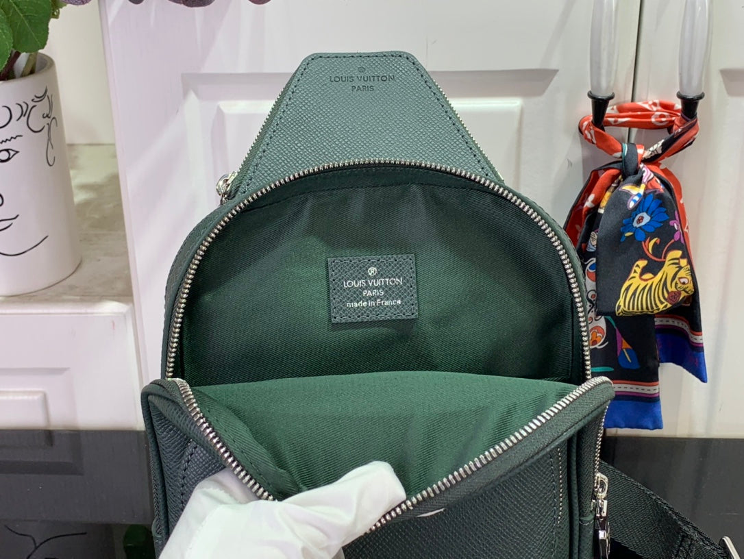 ＬＳ ＶＴＴＯＮ AVENUE SLING BAG
