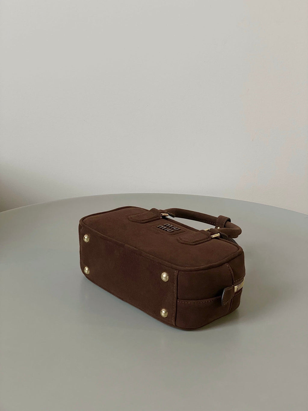 ＭＩ ＭＵ ARCADIE PADDED SUEDE TOP-HANDLE BAG COCOA BROWN