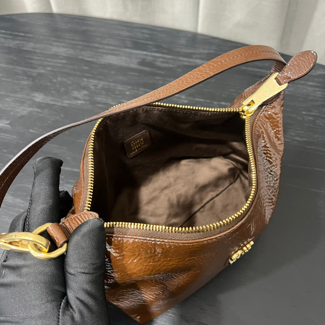 ＭＩ ＭＵ NAPLAK PATENT LEATHER POUCH PALISANDER