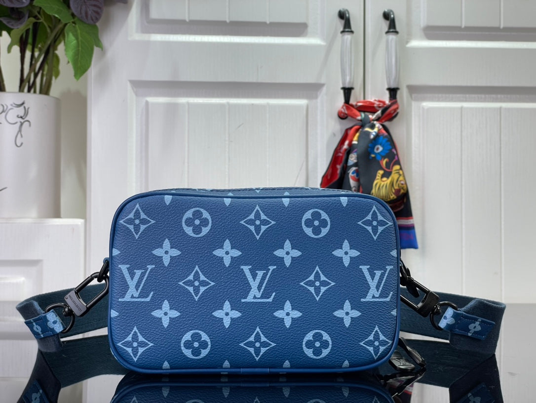 ＬＳ ＶＴＴＯＮ TOILETRY POUCH