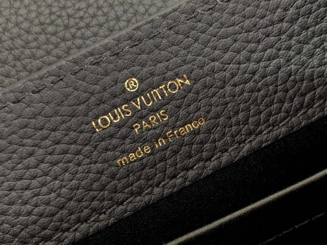 ＬＳ ＶＴＴＯＮ CAPUCINES EAST WEST MINI