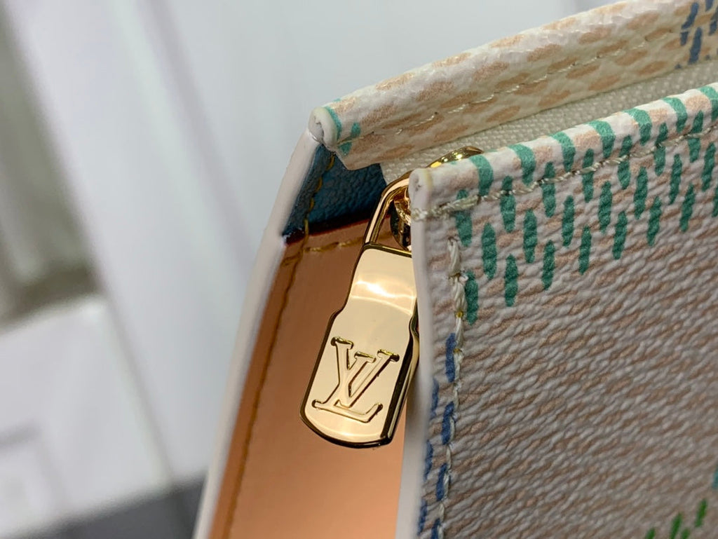 ＬＳ ＶＴＴＯＮ TOILETRY POUCH D15