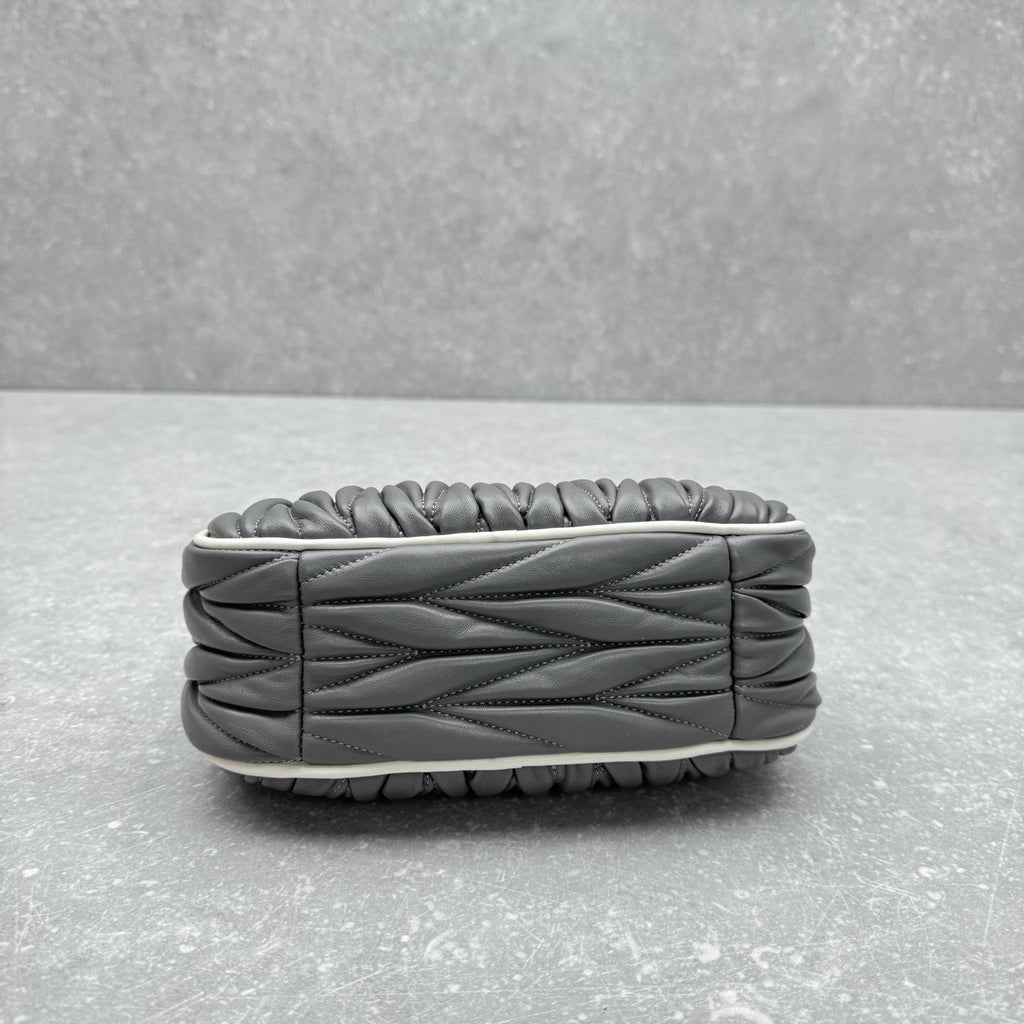 ＭＩ ＭＵ MATELASSÉ NAPPA LEATHER TOP HANDLE BAG GREY