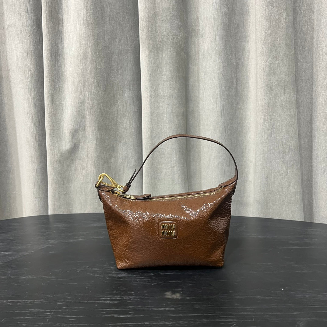 ＭＩ ＭＵ NAPLAK PATENT LEATHER POUCH PALISANDER