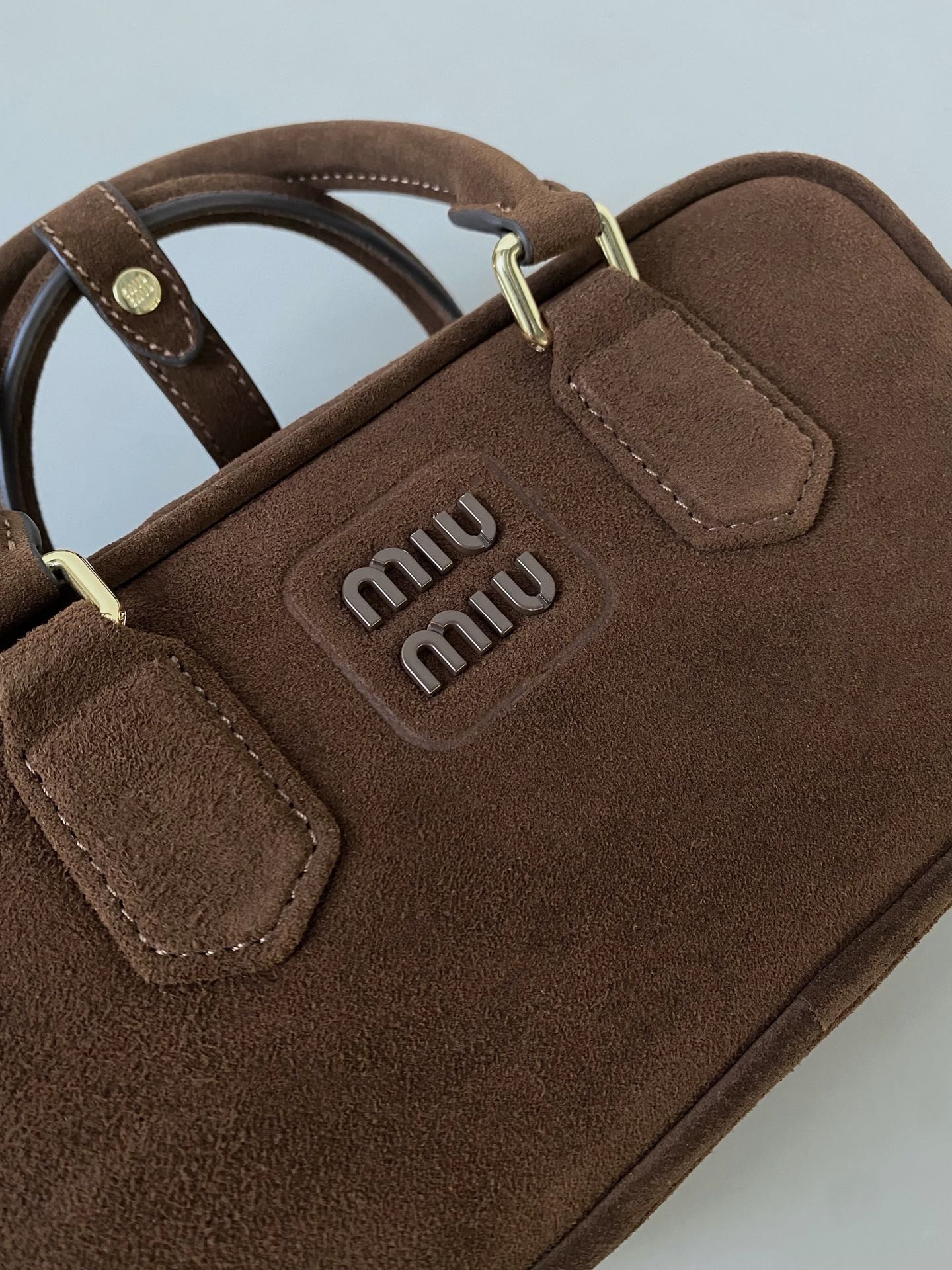 ＭＩ ＭＵ ARCADIE PADDED SUEDE TOP-HANDLE BAG COCOA BROWN