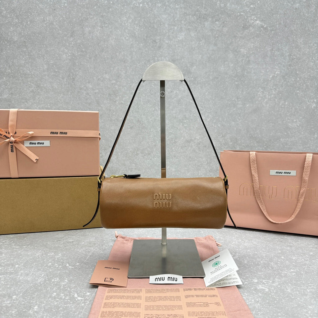 ＭＩ ＭＵ NAPPA LEATHER POUCH OAK