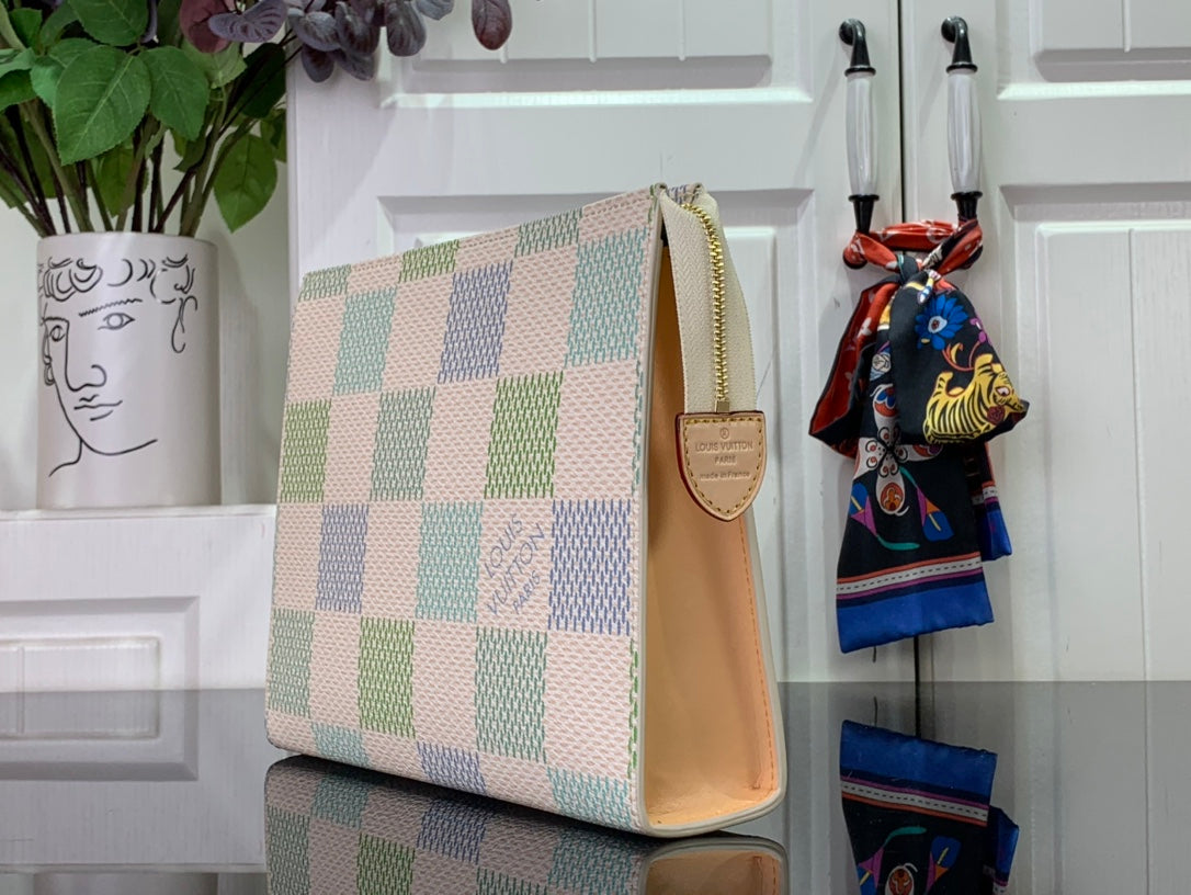 ＬＳ ＶＴＴＯＮ TOILETRY POUCH D15