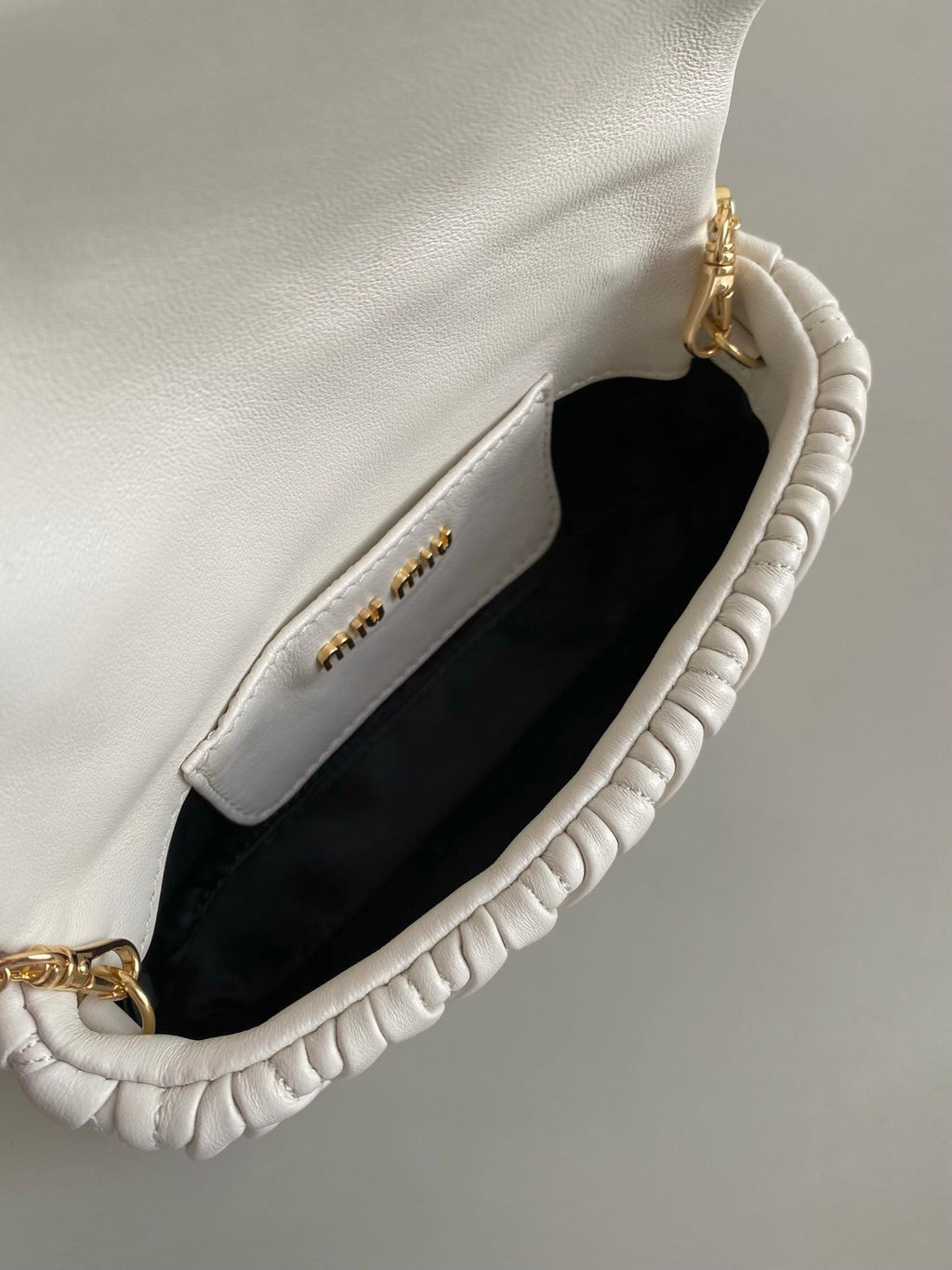 ＭＩ ＭＵ MATELASSÉ NAPPA LEATHER MINI-BAG WHITE/BLACK