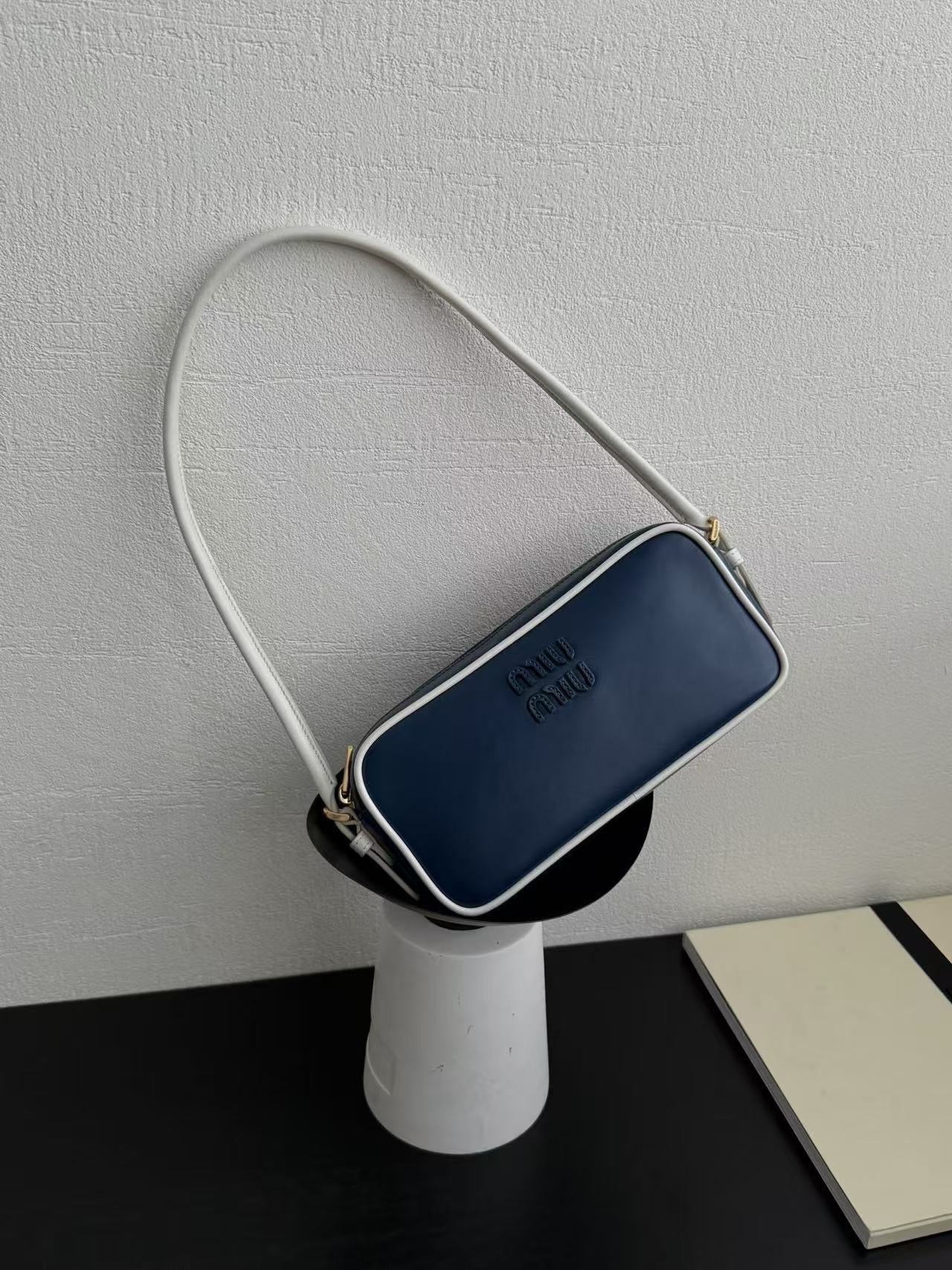 ＭＩ ＭＵ WANDER MATELASSÉ LEATHER TOTE BAG NAVY BLUE