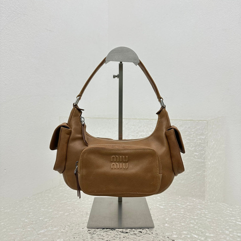 ＭＩ ＭＵ NAPPA LEATHER POCKET BAG OAK