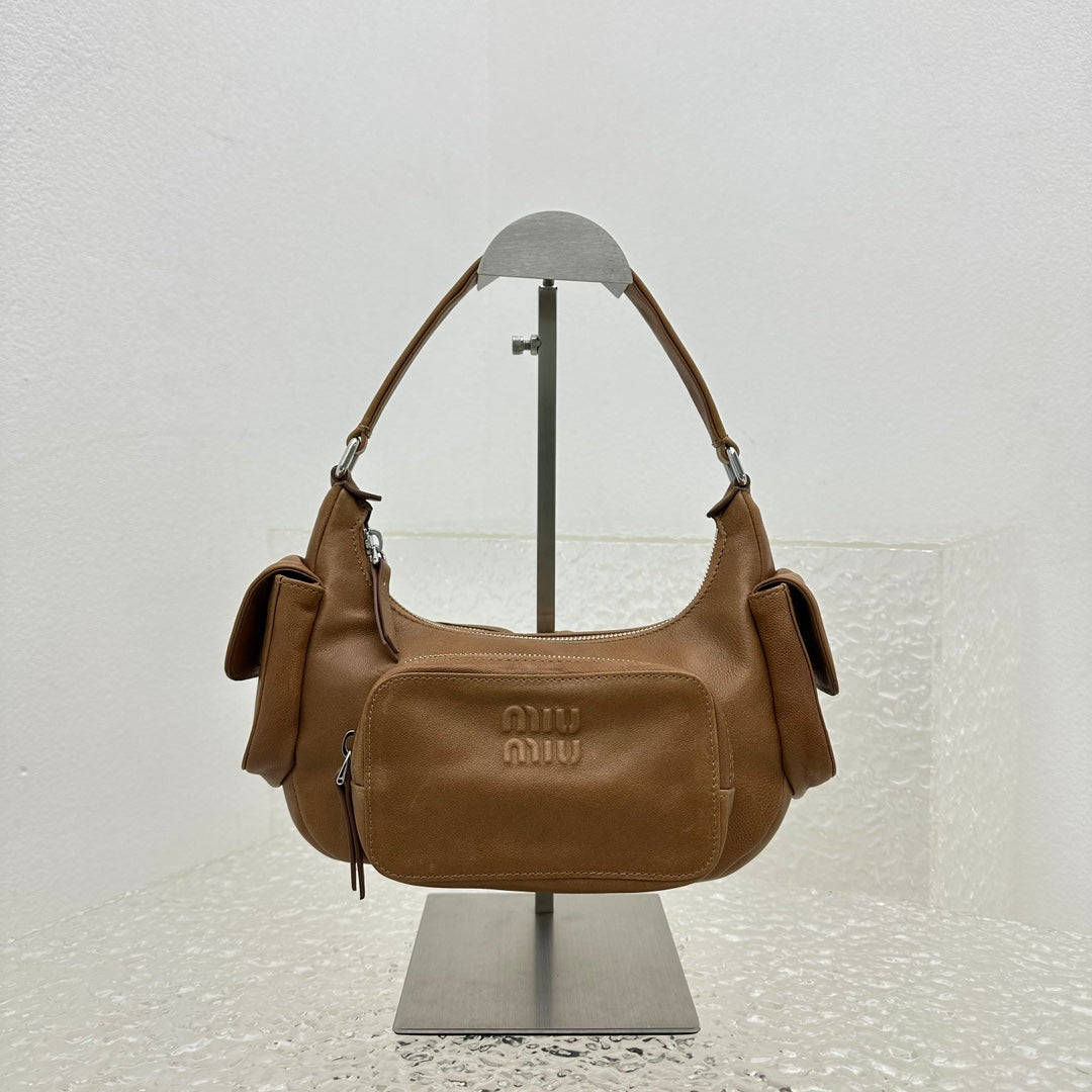 ＭＩ ＭＵ NAPPA LEATHER POCKET BAG OAK