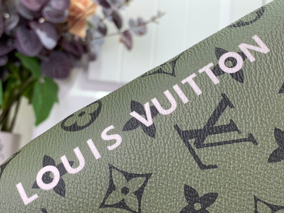 ＬＳ ＶＴＴＯＮ TOILETRY POUCH