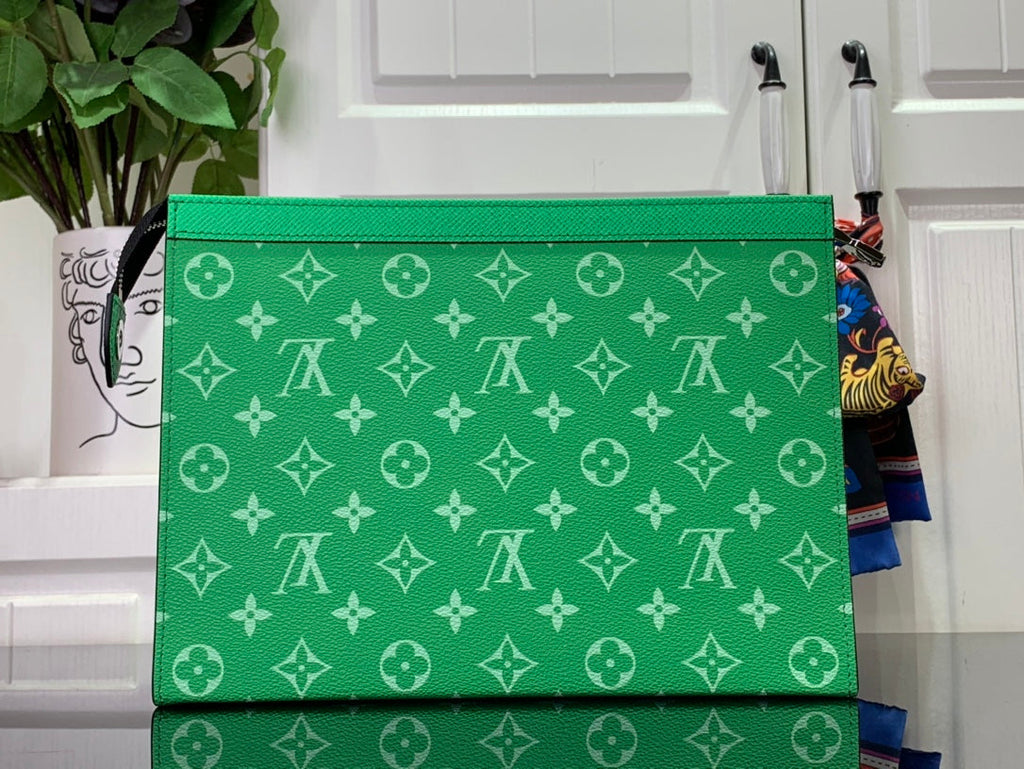 ＬＯＵＩＳ ＶＵＩＴＴＯ N POCHETTE VOYAGE MM GREEN