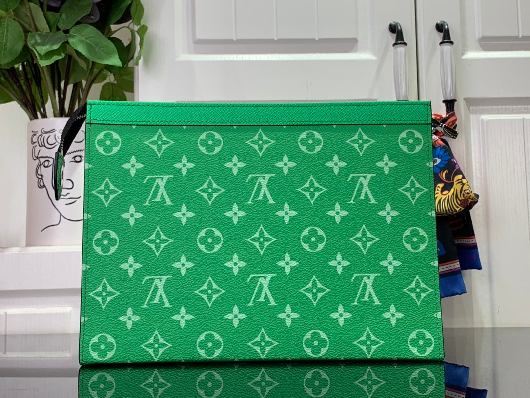 ＬＯＵＩＳ ＶＵＩＴＴＯ N POCHETTE VOYAGE MM GREEN