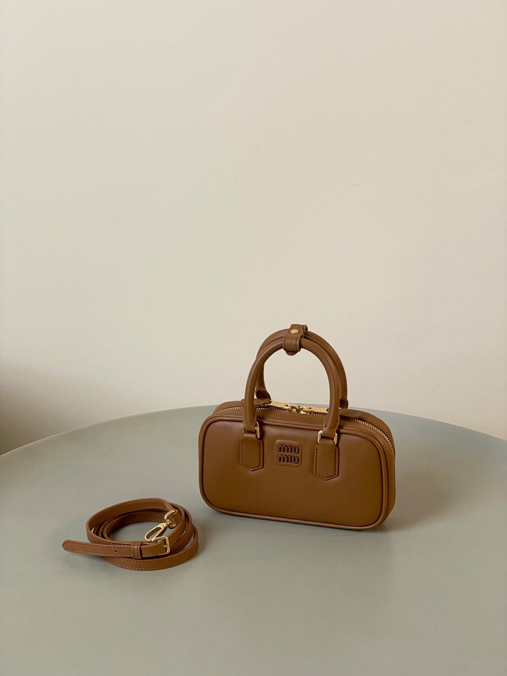 ＭＩ ＭＵ ARCADIE LEATHER MINI-BAG COGNAC