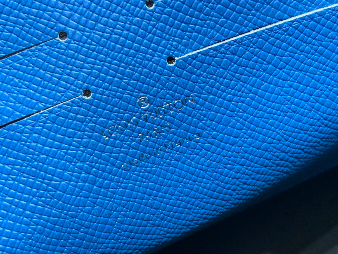 ＬＯＵＩＳ ＶＵＩＴＴＯ N POCHETTE VOYAGE MM BLUE