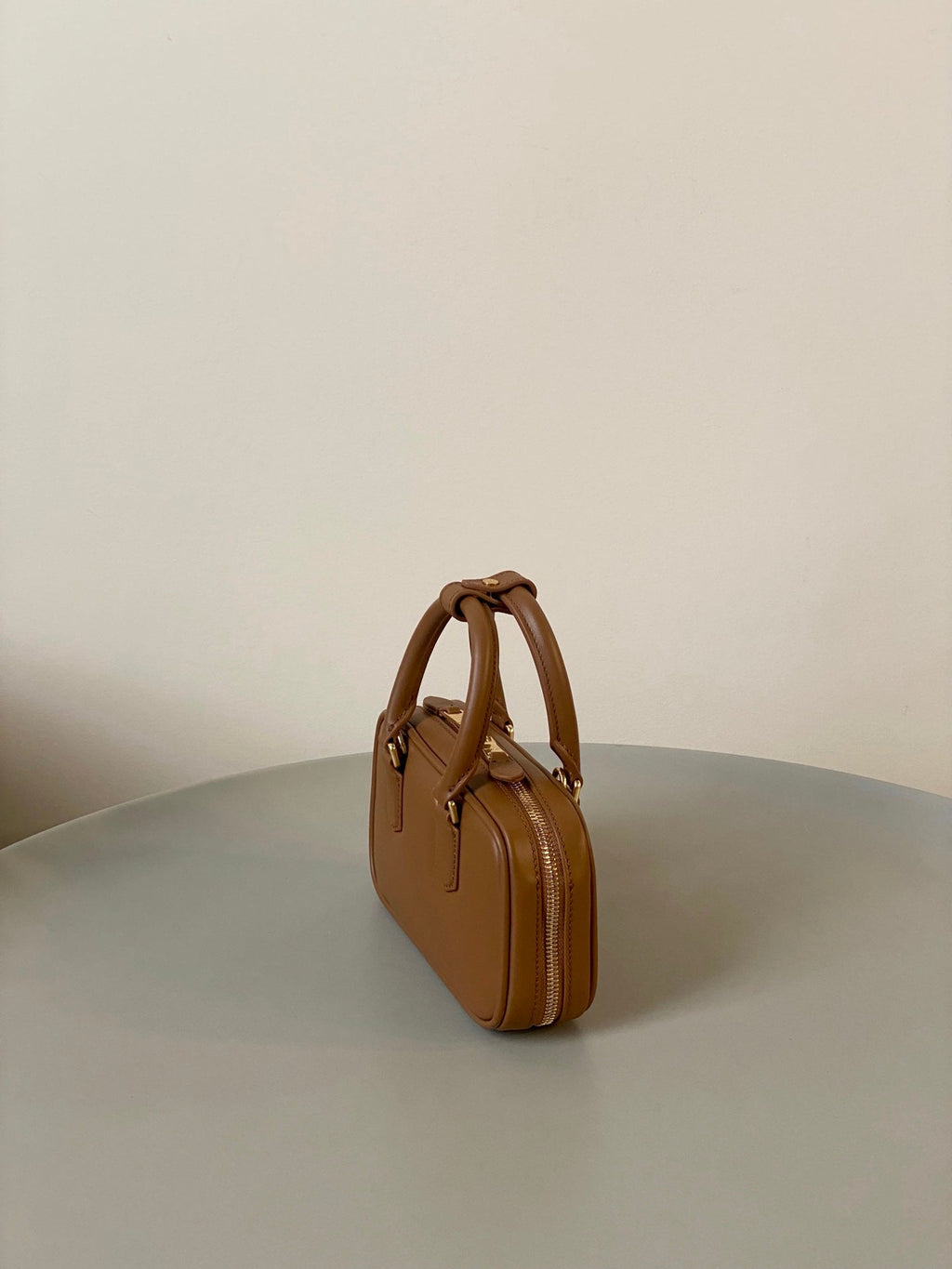 ＭＩ ＭＵ ARCADIE LEATHER MINI-BAG COGNAC