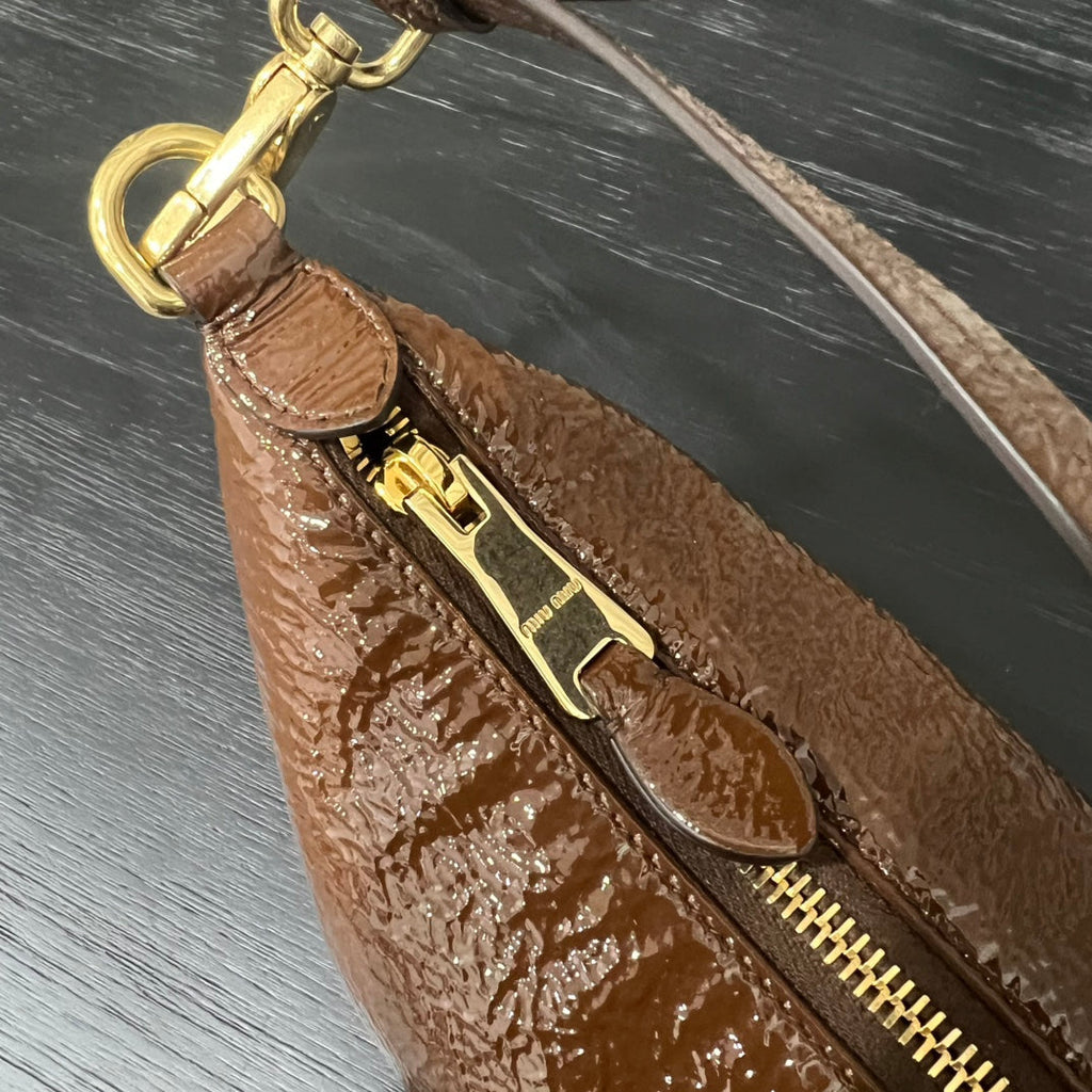 ＭＩ ＭＵ NAPLAK PATENT LEATHER POUCH PALISANDER