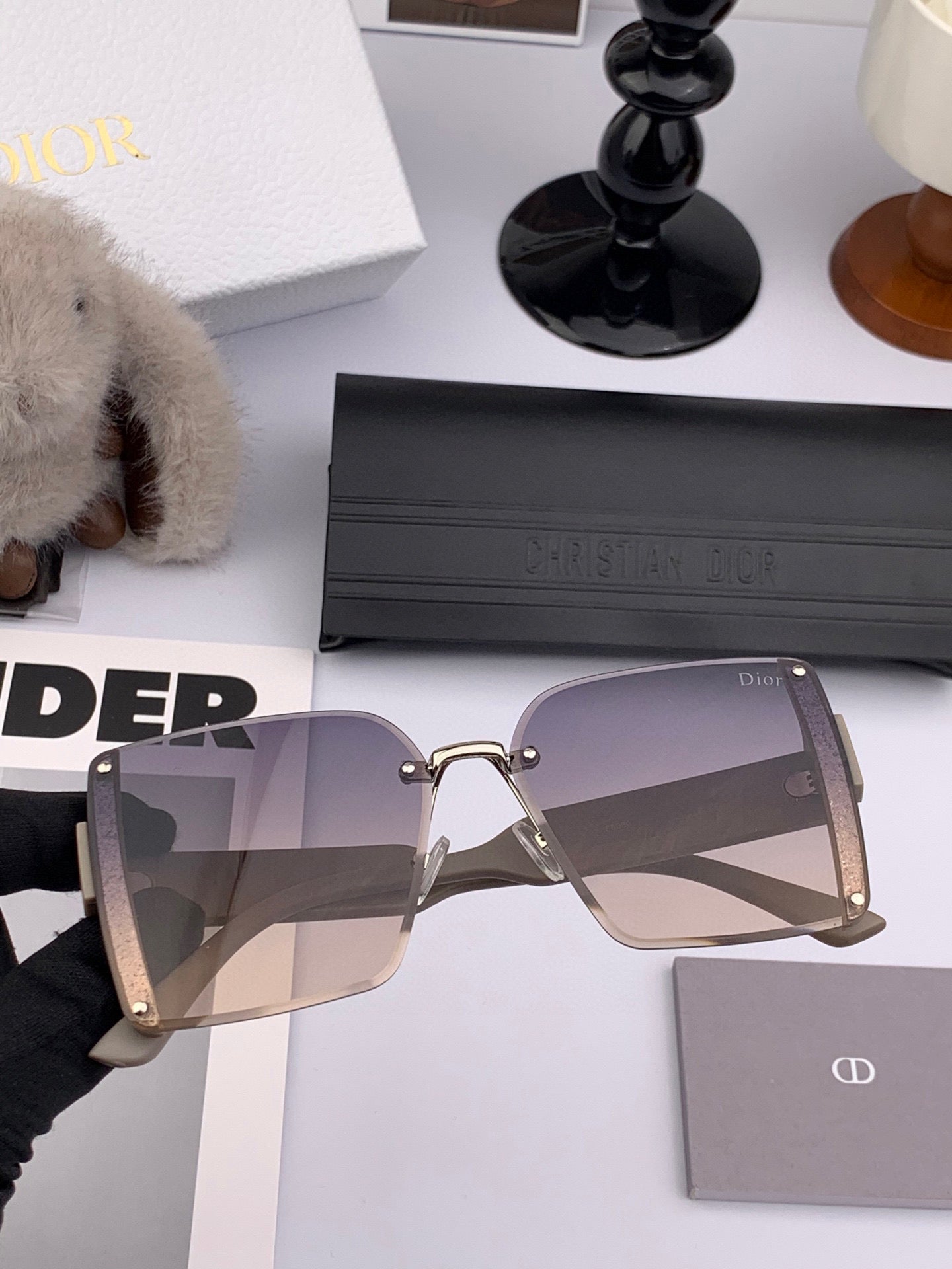 MONTAIGNE SQUARE SUNGLASS CD1677 IN ACETATE