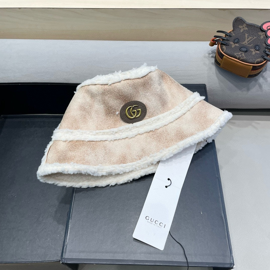 BUCKET HAT IN BEIGE TAN LAMBSKIN AND WHITE FLEECE 426222