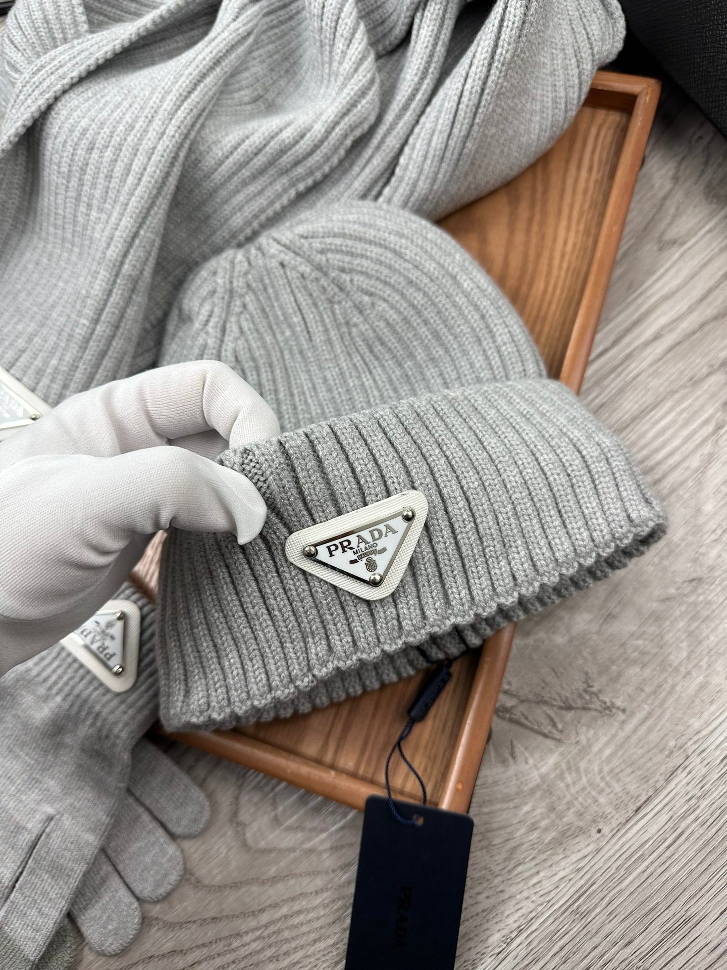 THREE-PIECES SET IN PALE GRAY WOOL AND ACRYLIC 406556