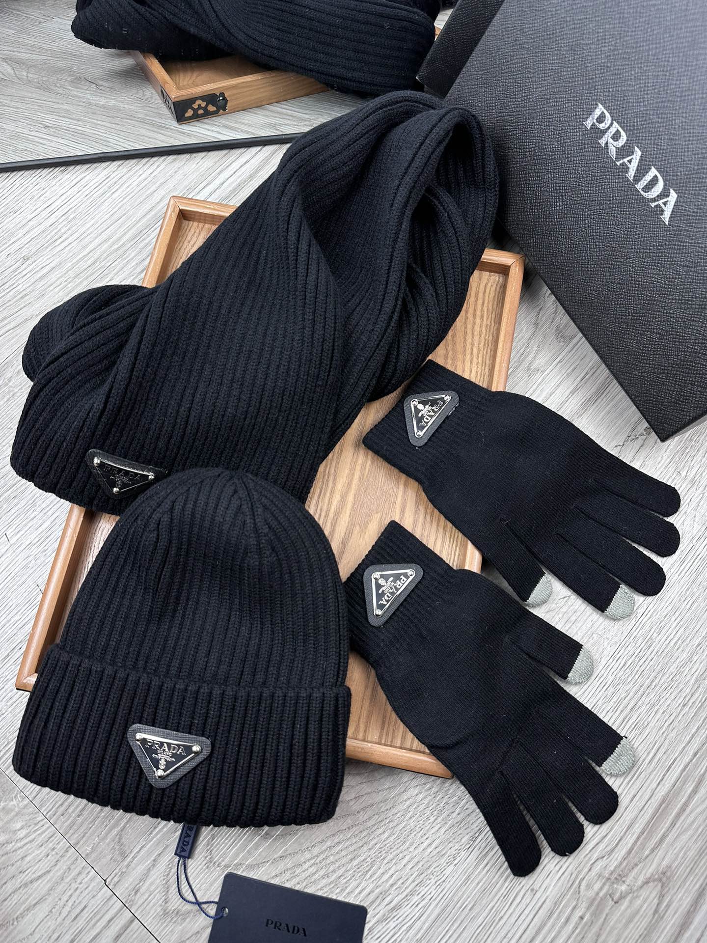 THREE-PIECES SET IN BLACK WOOL AND ACRYLIC 406558