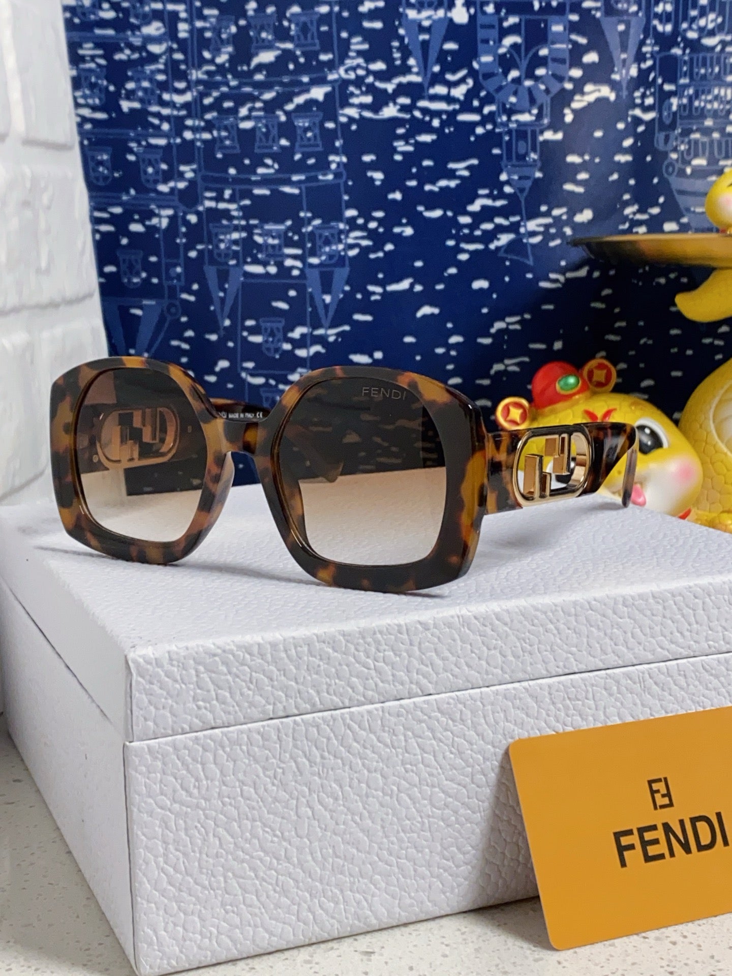 OVERSIZES FF DIAMONDS SQUARE SUNGLASSES 563315 IN ACETATE