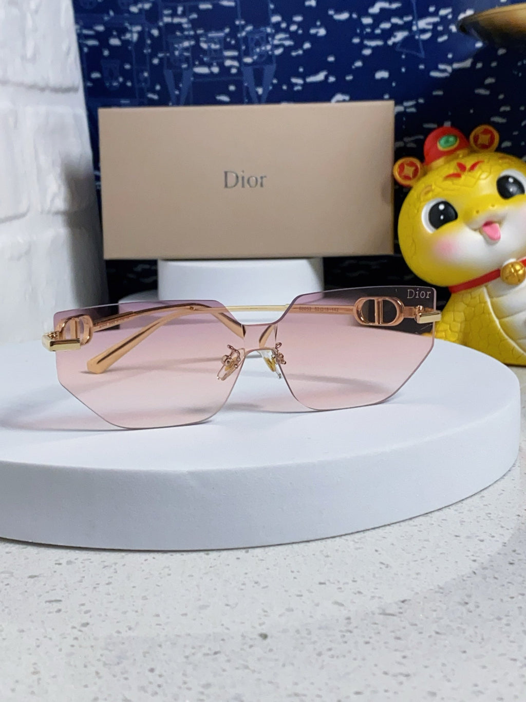MONTAIGNE SUNGLASS 563191 IN GOLD METAL PINK SMOKE LENSES