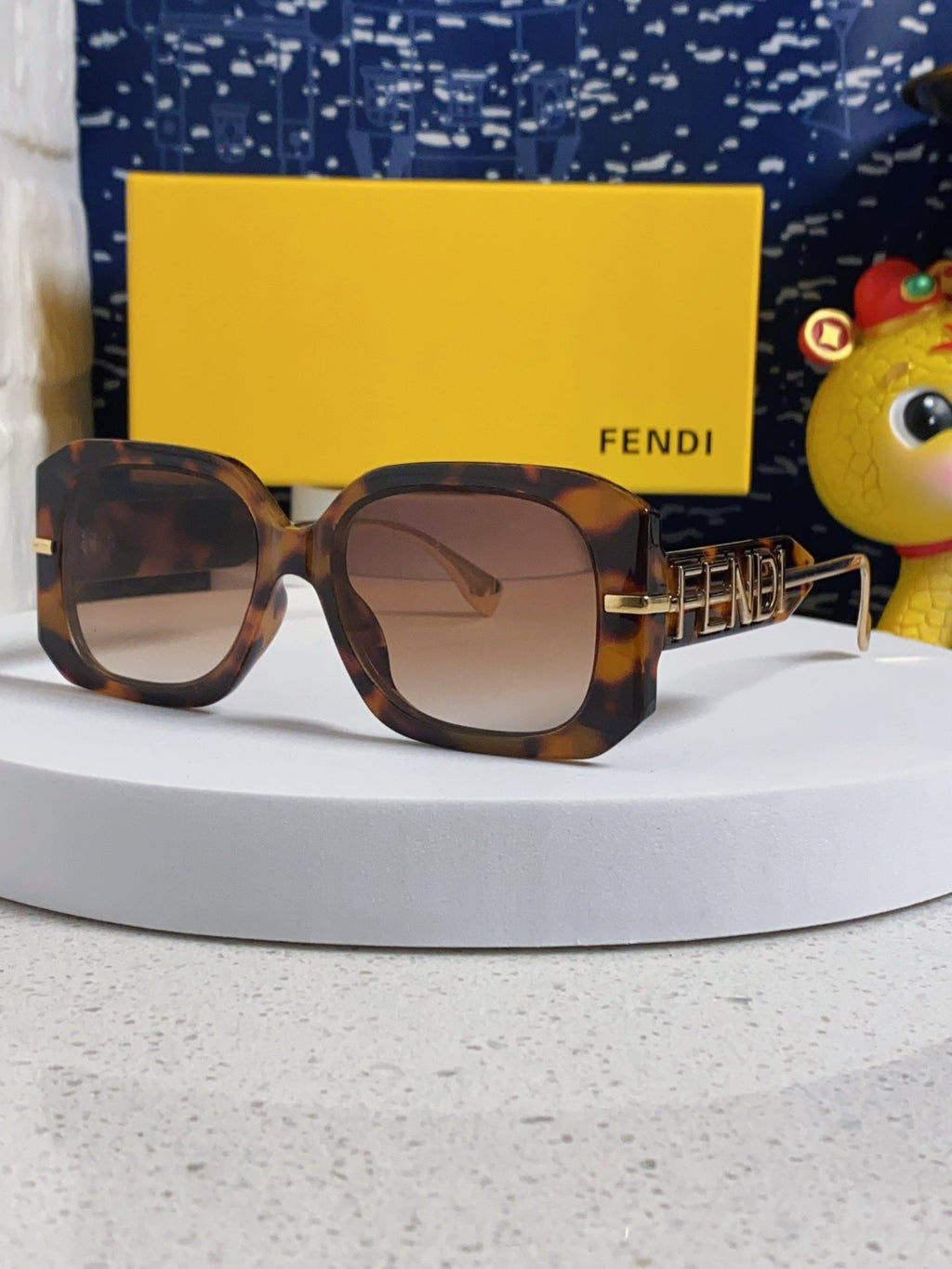 OVERSIZES FF DIAMONDS SQUARE SUNGLASSES 551639 IN ACETATE