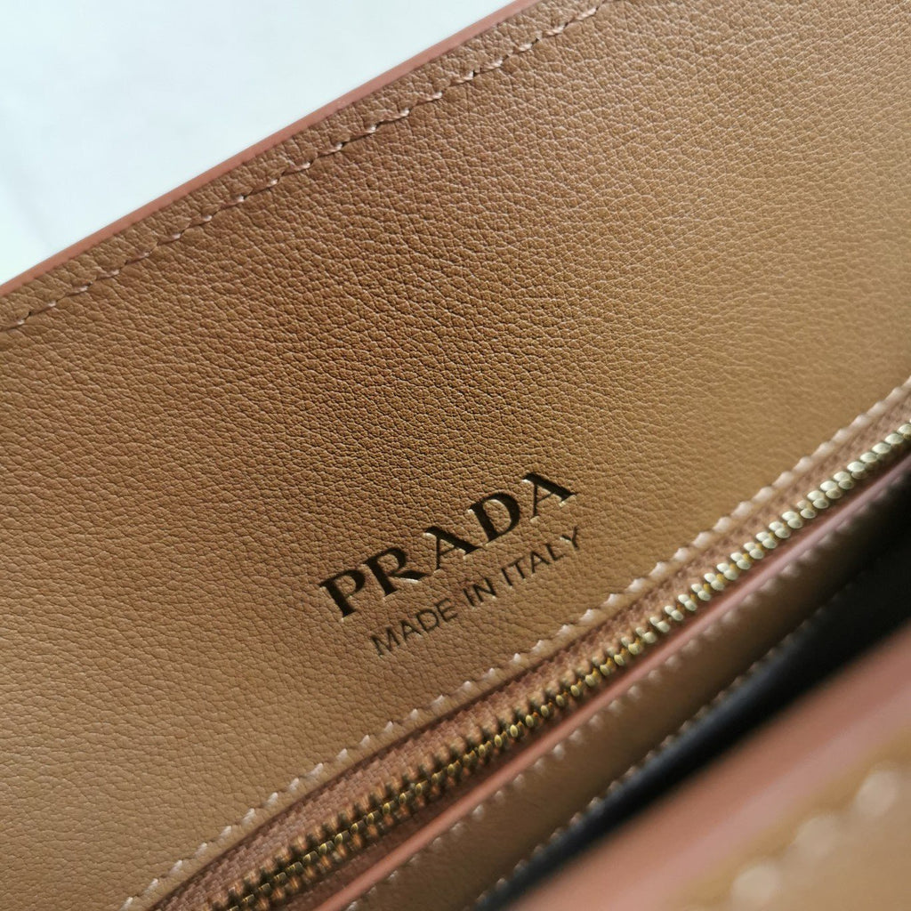 ＰＲＤＡ MEDIUM LEATHER TOTE BAG CARAMEL