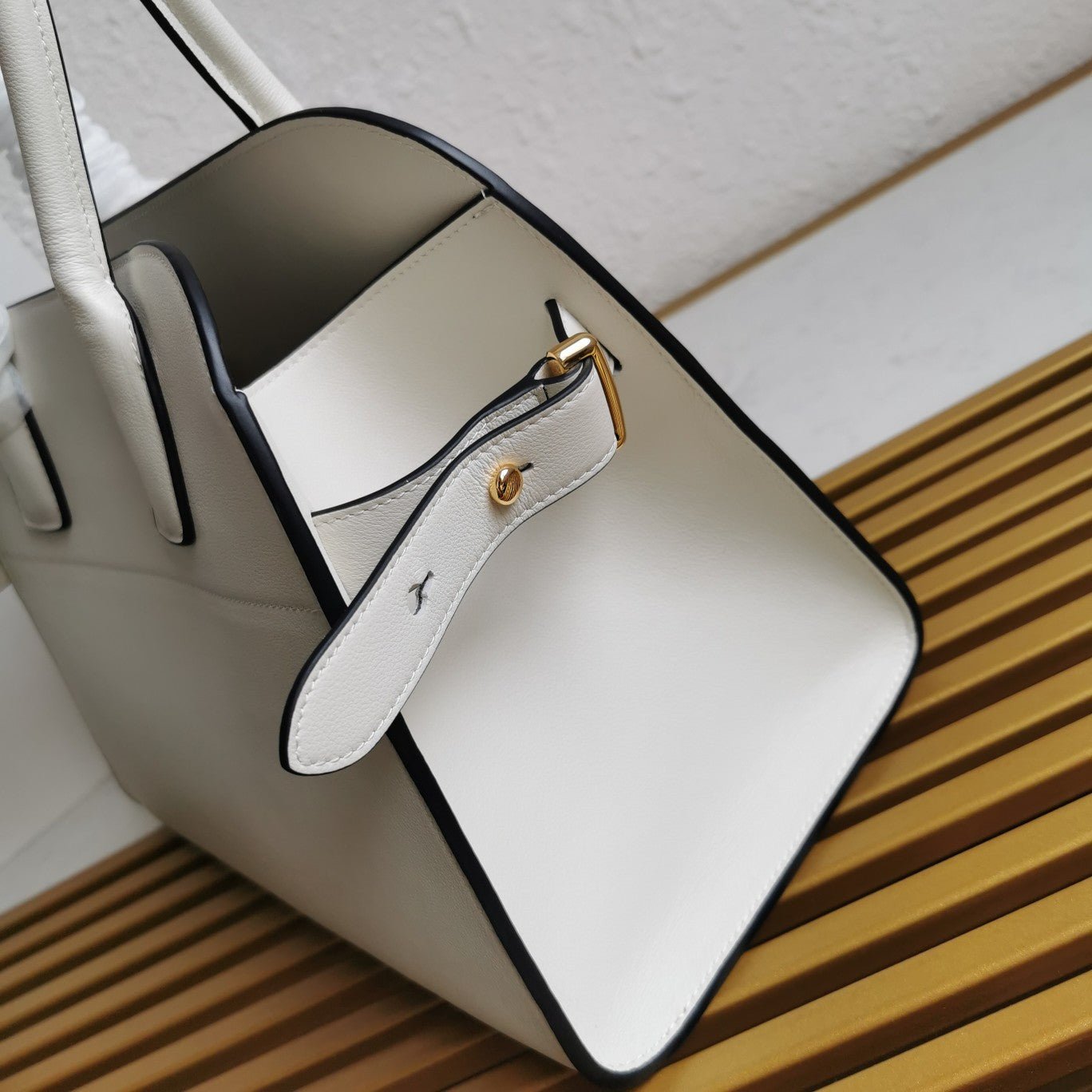 ＰＲＤＡ MEDIUM LEATHER TOTE BAG WHITE