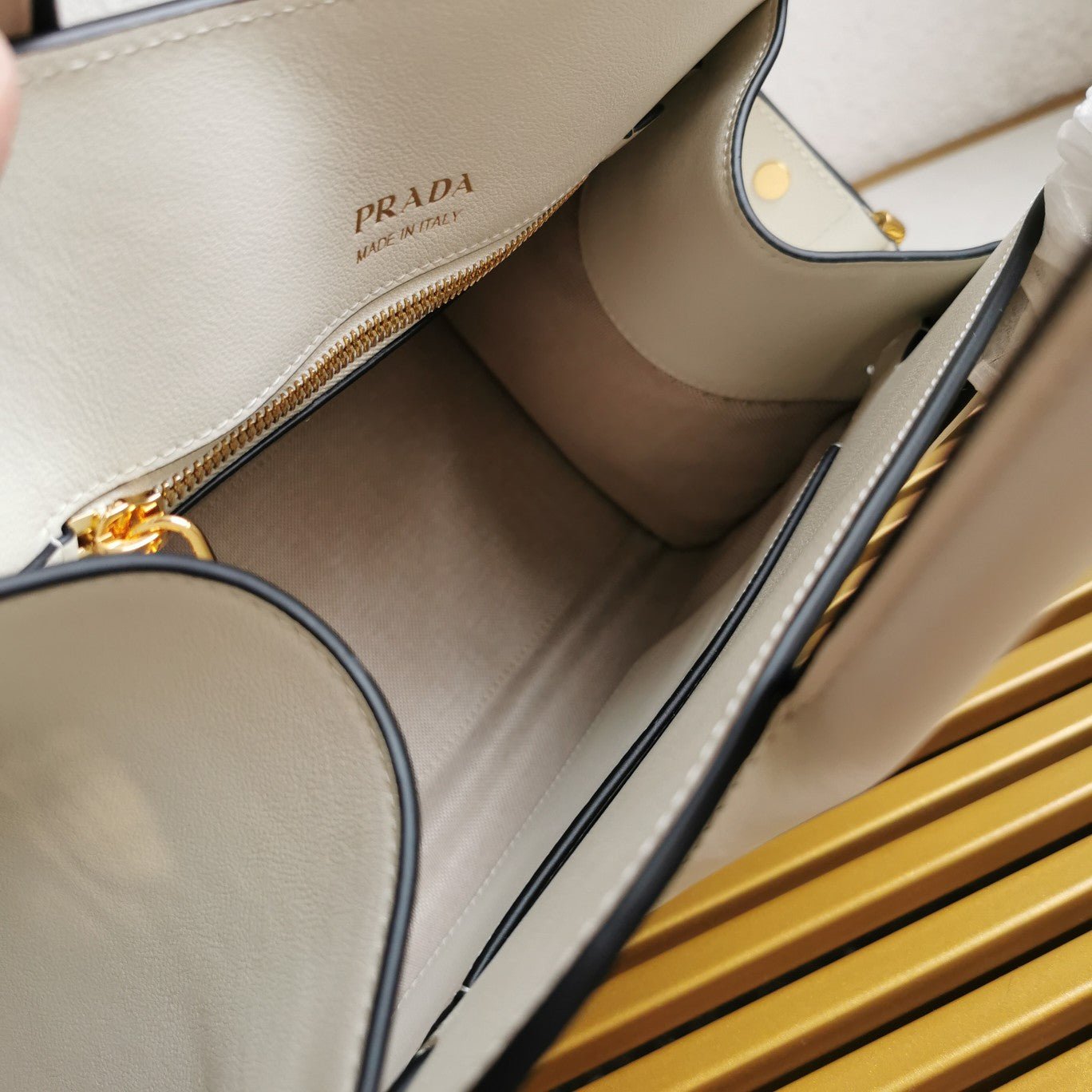 ＰＲＤＡ MEDIUM LEATHER TOTE BAG WHITE