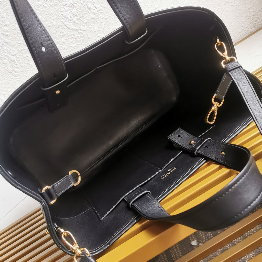 ＰＲＤＡ PADDED RE-NYLON BAG LARGE BLACK
