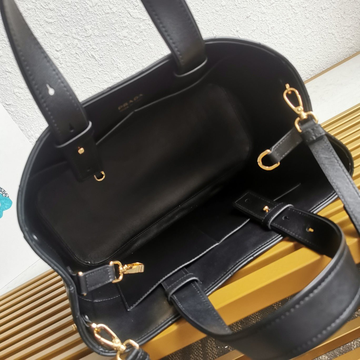 ＰＲＤＡ PADDED RE-NYLON BAG MEDIUM BLACK