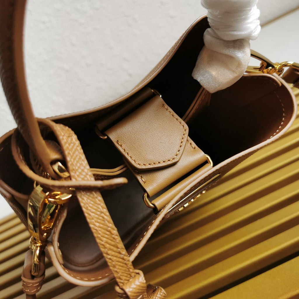 ＰＲＤＡ SMALL SAFFIANO LEATHER PRDA PANIER BAG CARAMEL