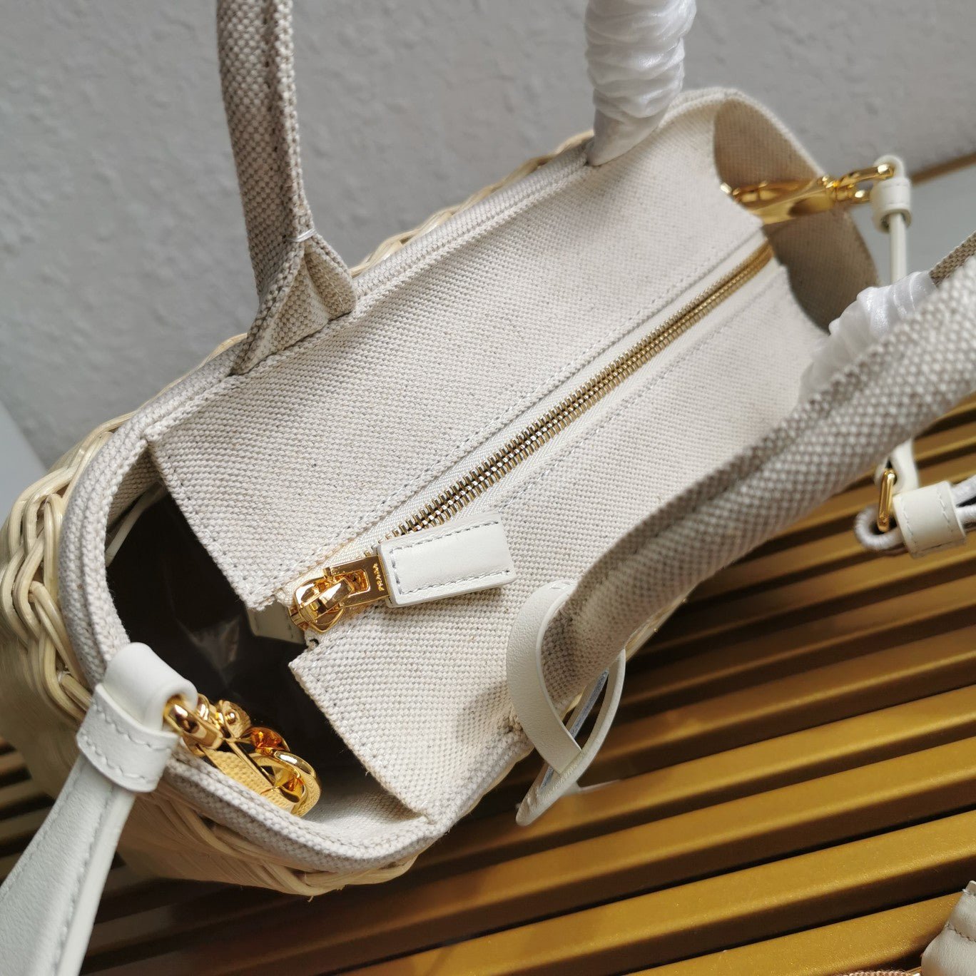 ＰＲＤＡ WICKER AND LINEN BLEND TOTE BAG MEDIUM