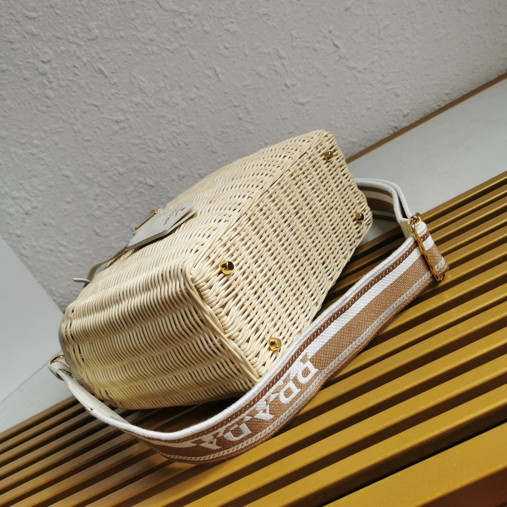 ＰＲＤＡ WICKER AND LINEN BLEND TOTE BAG MEDIUM