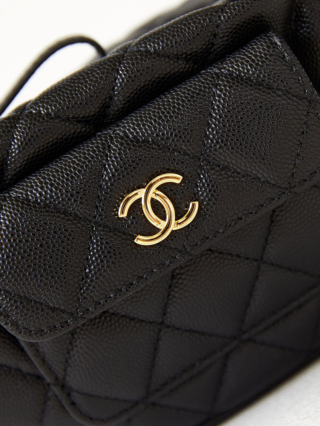 ＣＨＮＥＬCAVIAR LEATHER MINI ROUND HOBO BLACK