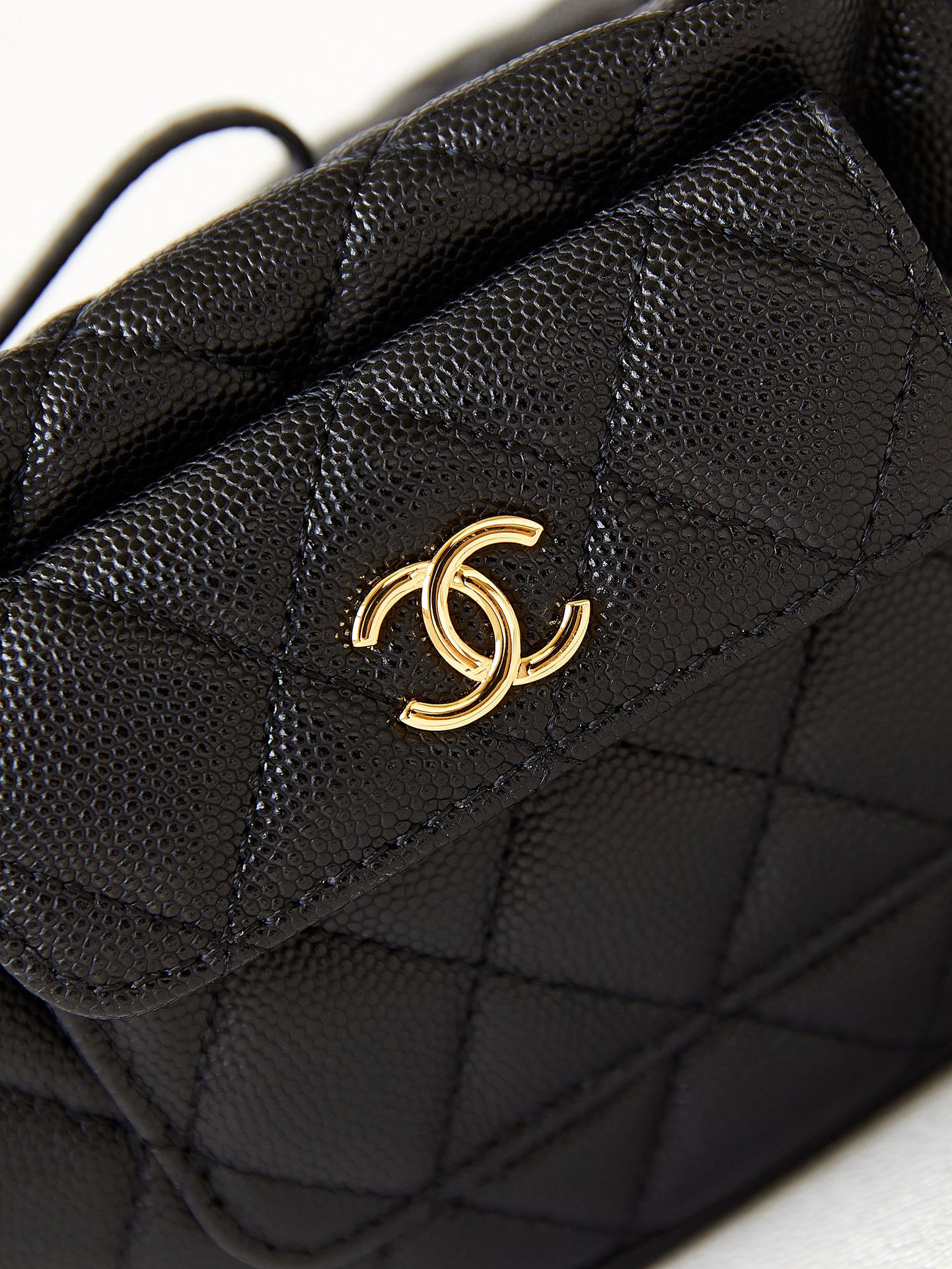 ＣＨＮＥＬCAVIAR LEATHER MINI ROUND HOBO BLACK