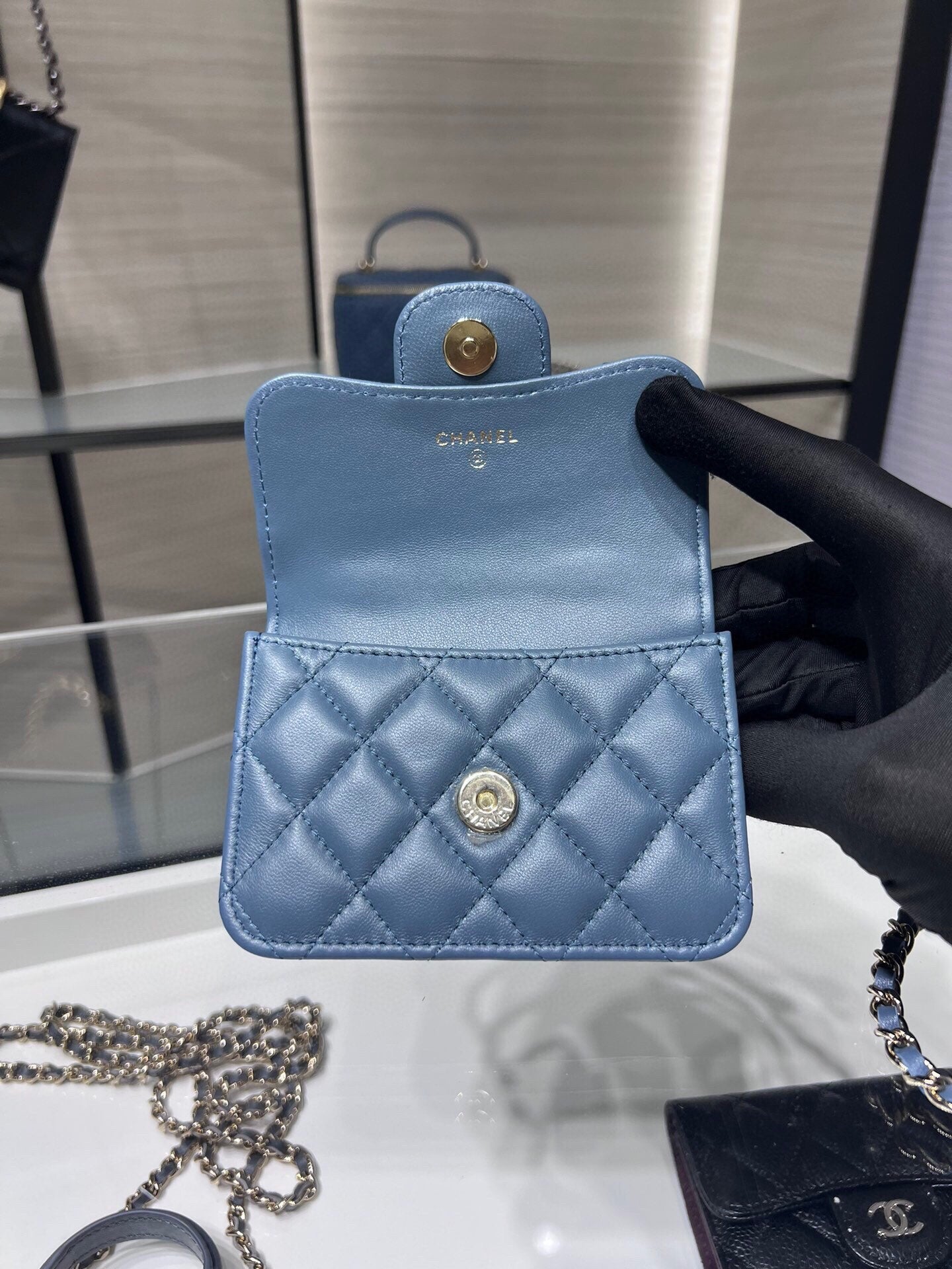 ＣＨＮＥＬFLAP COIN PURSE WITH CHAIN BLUE