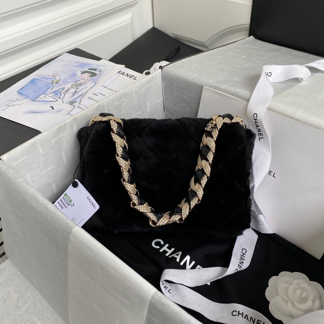 ＣＨＮＥＬSHEARLING CRYSTAL STRASS FLAP BAG