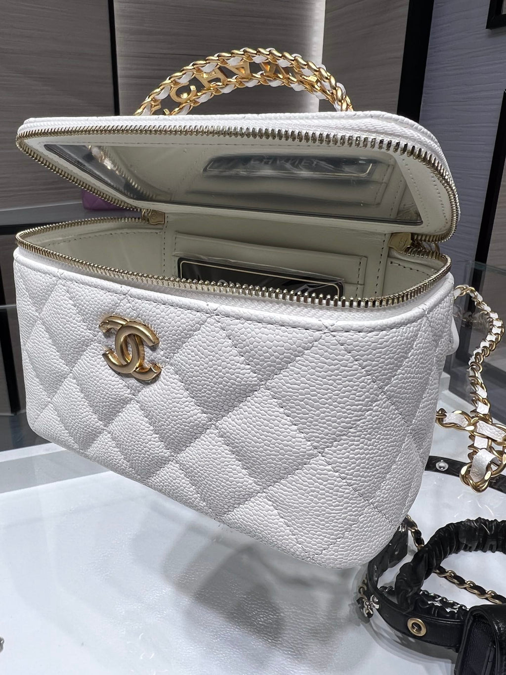 ＣＨＮＥＬCHAIN VANITY CASE WHITE