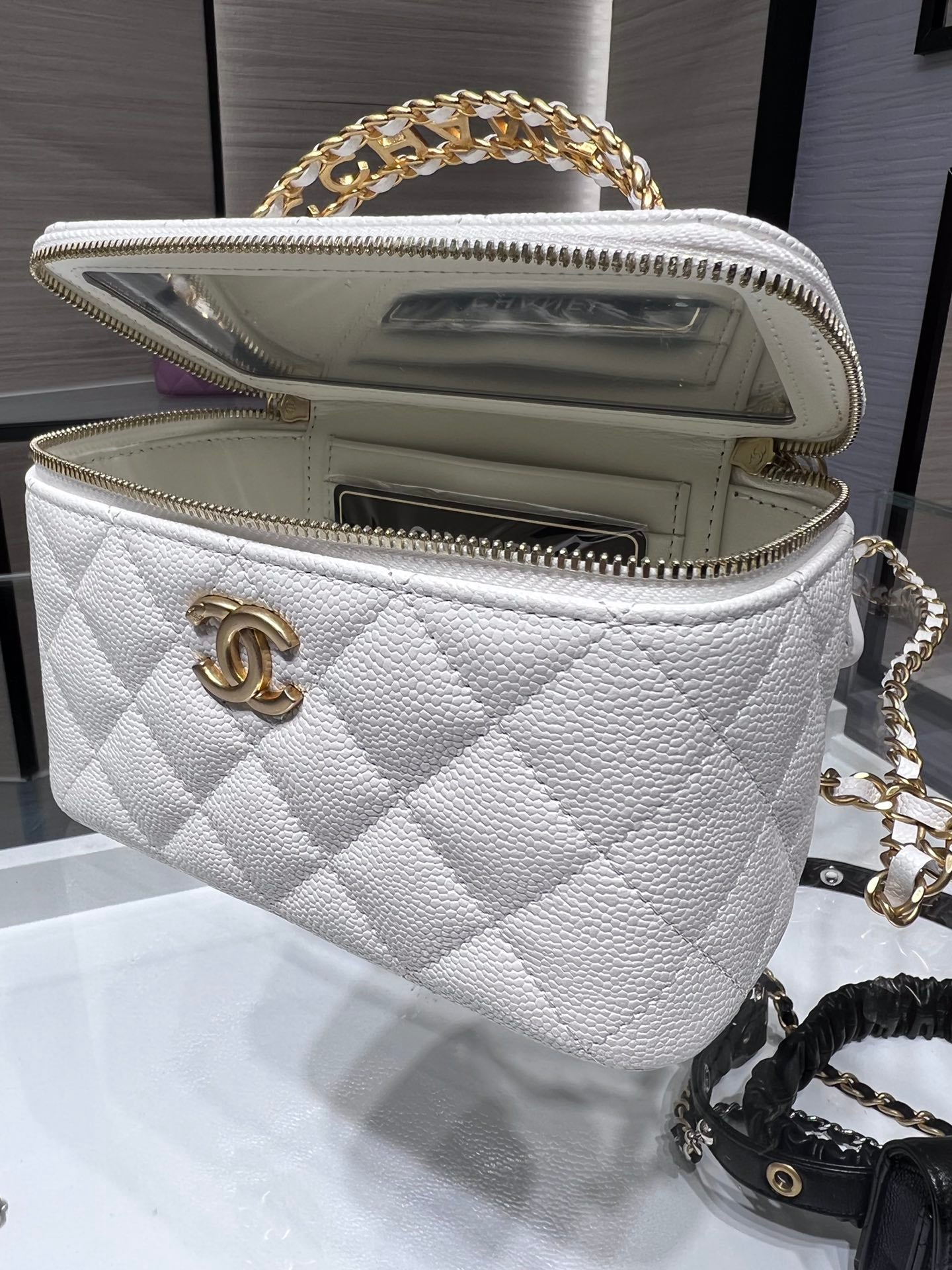 ＣＨＮＥＬCHAIN VANITY CASE WHITE